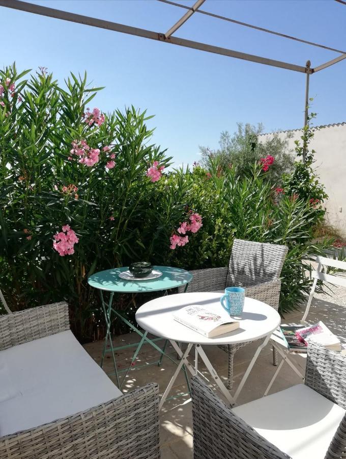 La Goutadou Bed & Breakfast Cabannes Exterior photo